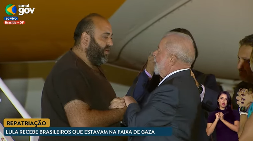 Lula cumprimentando repatriado
