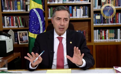 Luis Roberto Barroso falando e gesticulando, pedindo calma