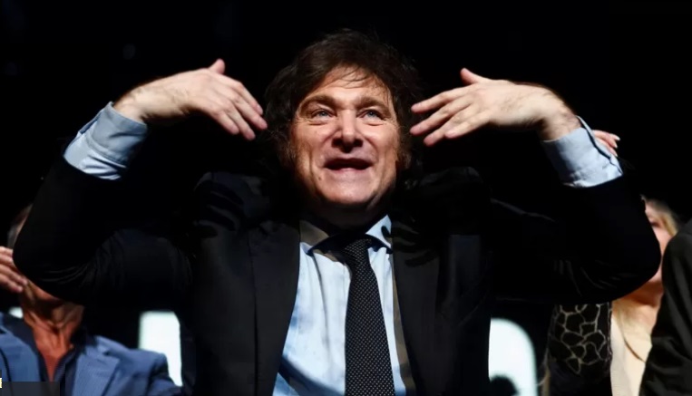 Javier Milei falando e gesticulando
