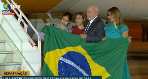 Lula e Janja recepcionando repatriados com bandeira do Brasil