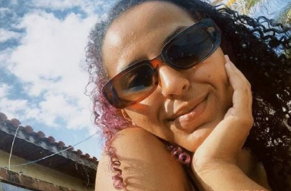 Ana Clara Benevides de óculos escuros, com o rosto apoiado na mão