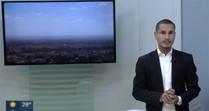 Dhyego Rodrigues falando para a câmera em estúdio do MT TV
