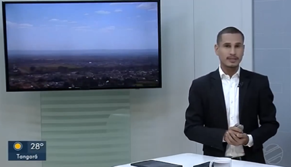 Dhyego Rodrigues falando para a câmera em estúdio do MT TV