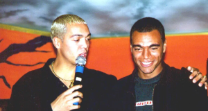 Belo e Denilson lado a lado em foto antiga