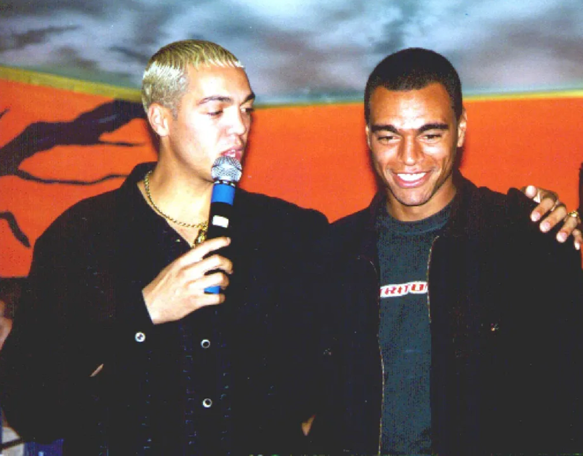 Belo e Denilson lado a lado em foto antiga