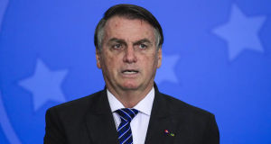 Jair Bolsonaro olhando para o lado com expressão séria