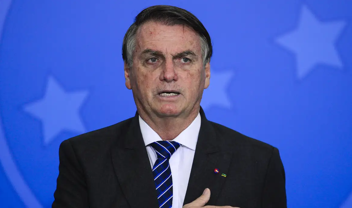 Jair Bolsonaro olhando para o lado com expressão séria