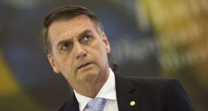 Jair Bolsonaro com expressão séria