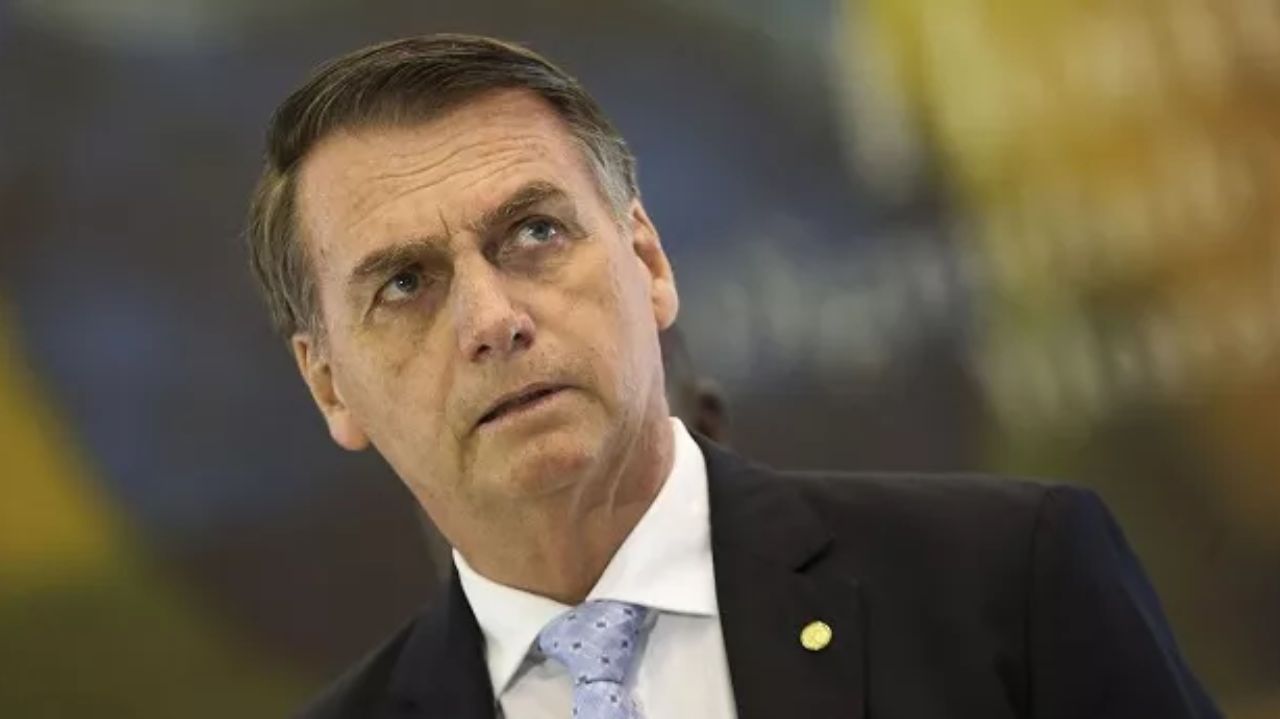 Jair Bolsonaro com expressão séria