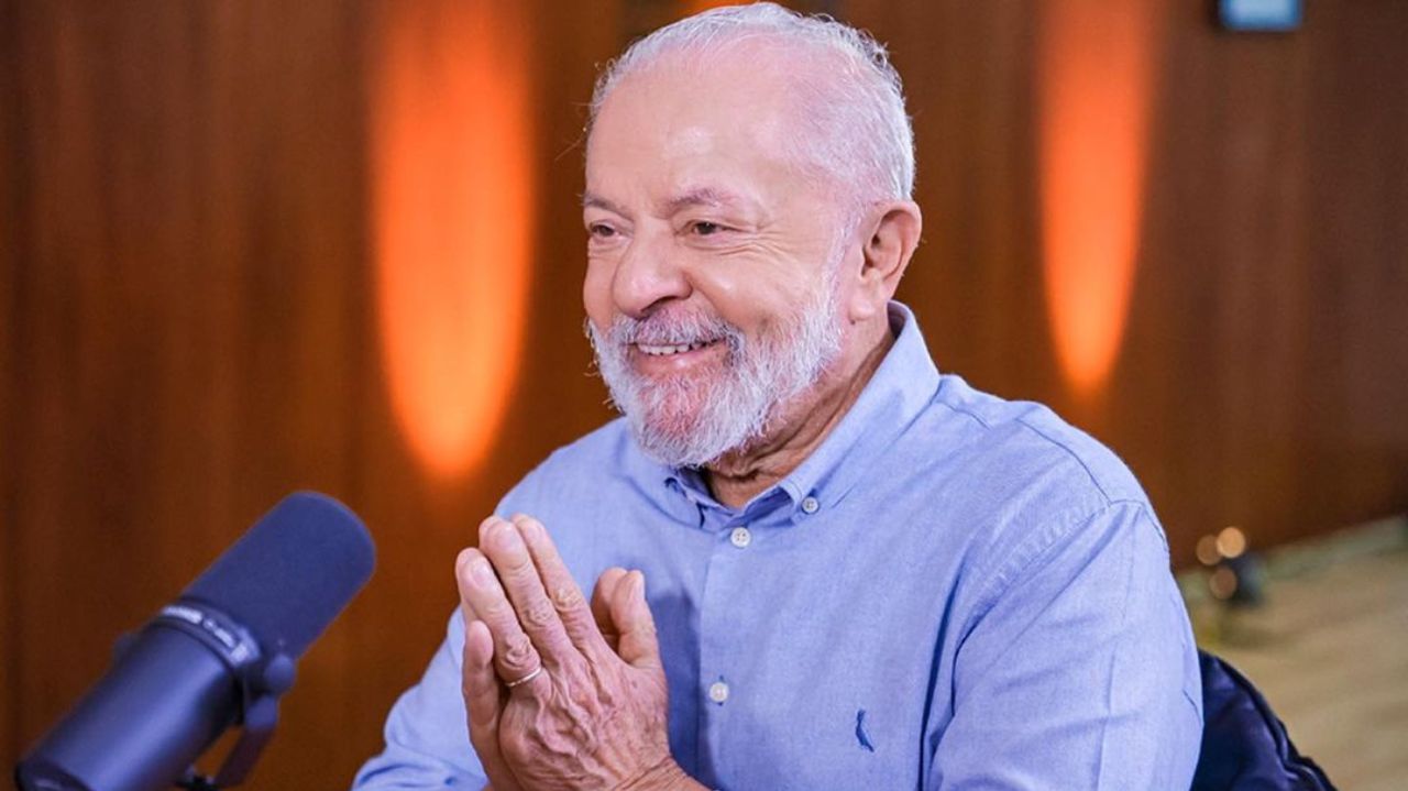 Lula sorrindo e fazendo sinal de agradecimento com as mãos