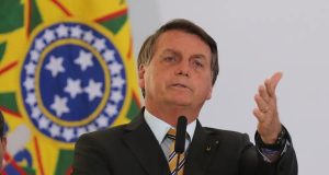 Jair Bolsonaro com expressão de insatisfação