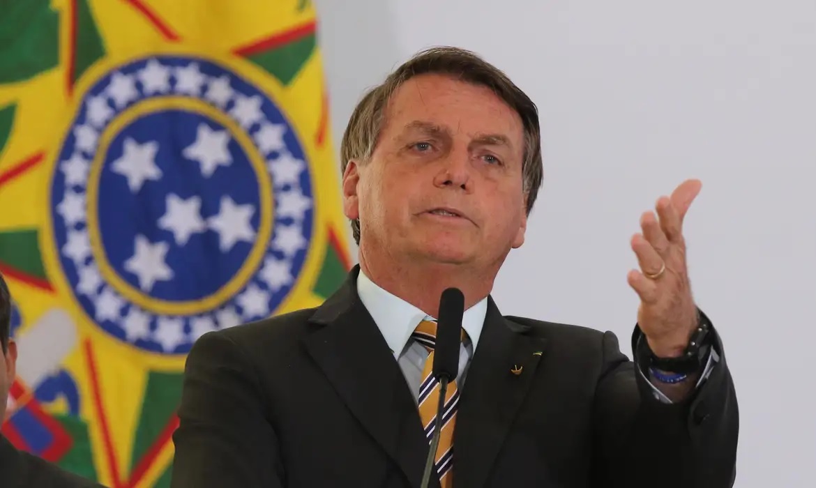 Jair Bolsonaro com expressão de insatisfação