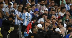 Torcedores brigando em estádio