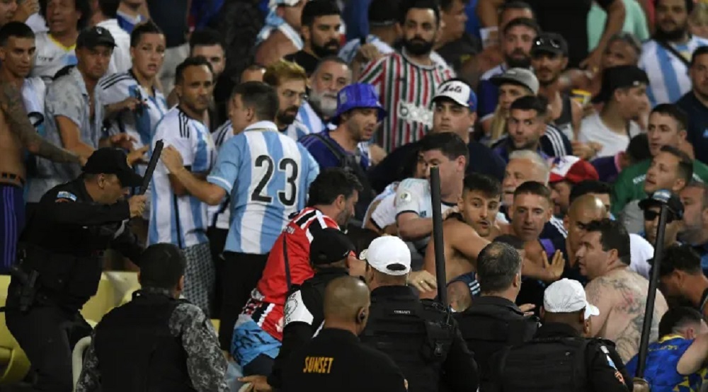Torcedores brigando em estádio