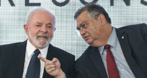 Lula e Flávio Dino conversando