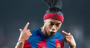 Ronaldinho Gaúcho correndo em campo