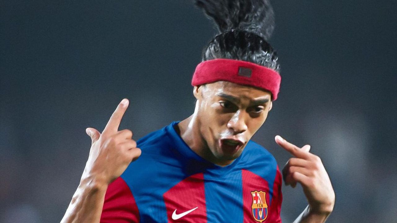 Ronaldinho Gaúcho correndo em campo