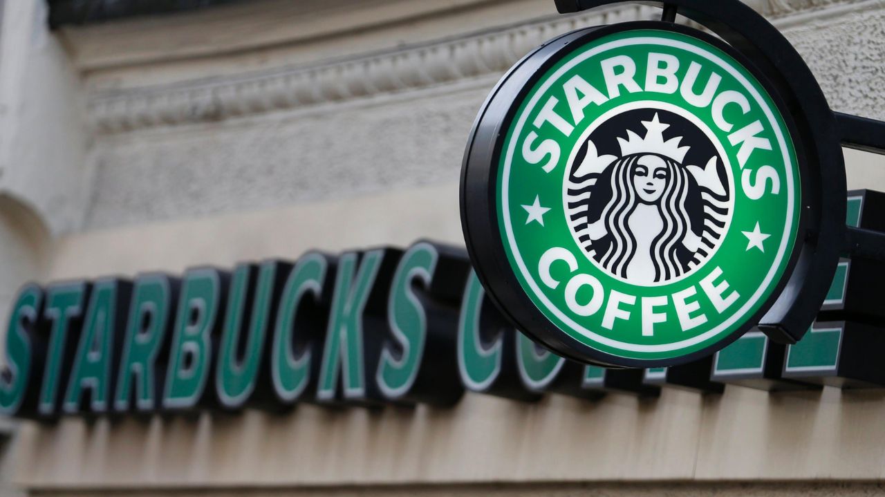 Fachada de loja da Starbucks