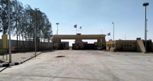 Passagem de fronteira de Rafah vista pelo lado do Egito
