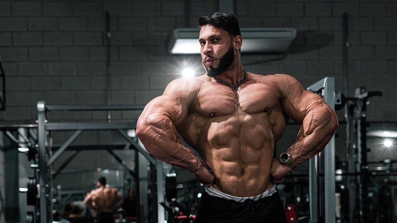 Ramon Dino posando para foto em academia