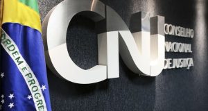 Painel do CNJ com bandeira do Brasil ao lado
