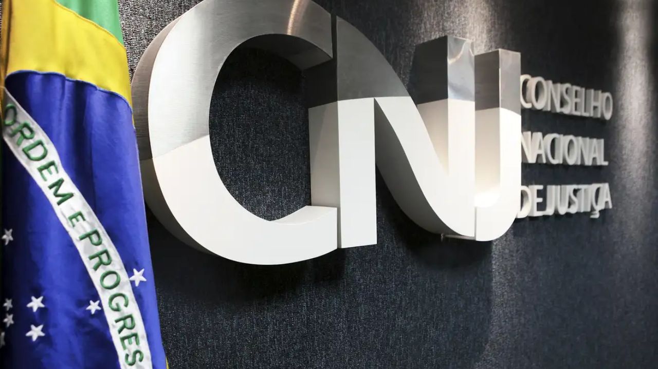 Painel do CNJ com bandeira do Brasil ao lado
