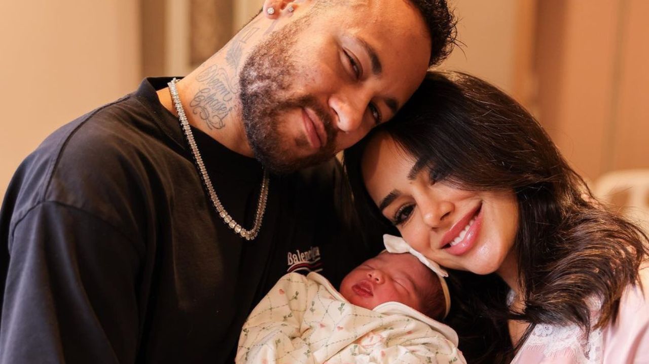 Neymar e Bruna Biancardi com Mavie no colo e com as cabeças próximas