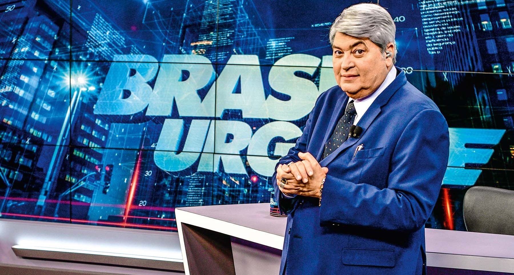 Datena posando no cenário do Brasil Urgente