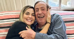 Deolane Bezerra e Marcos Oliveira abraçados e sorrindo