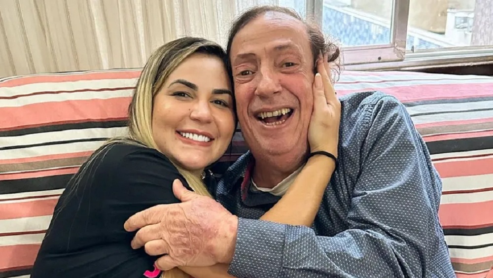 Deolane Bezerra e Marcos Oliveira abraçados e sorrindo