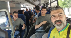 Brasileiros em sentados dentro de ônibus posando para foto