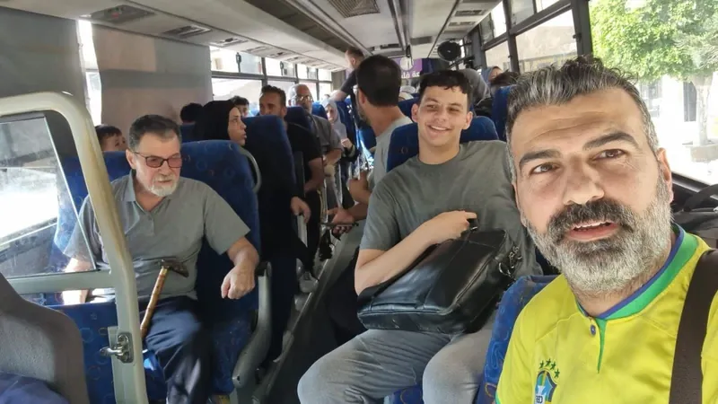 Brasileiros em sentados dentro de ônibus posando para foto