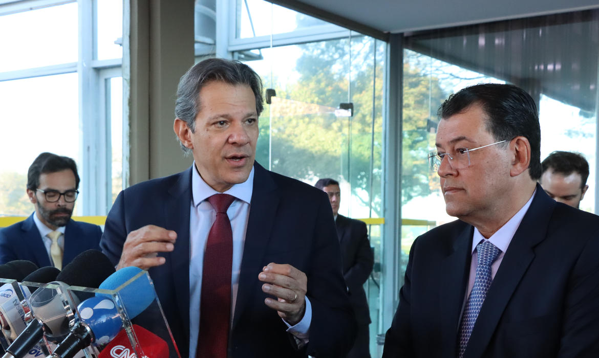 Fernando Haddad falando em coletiva de imprensa