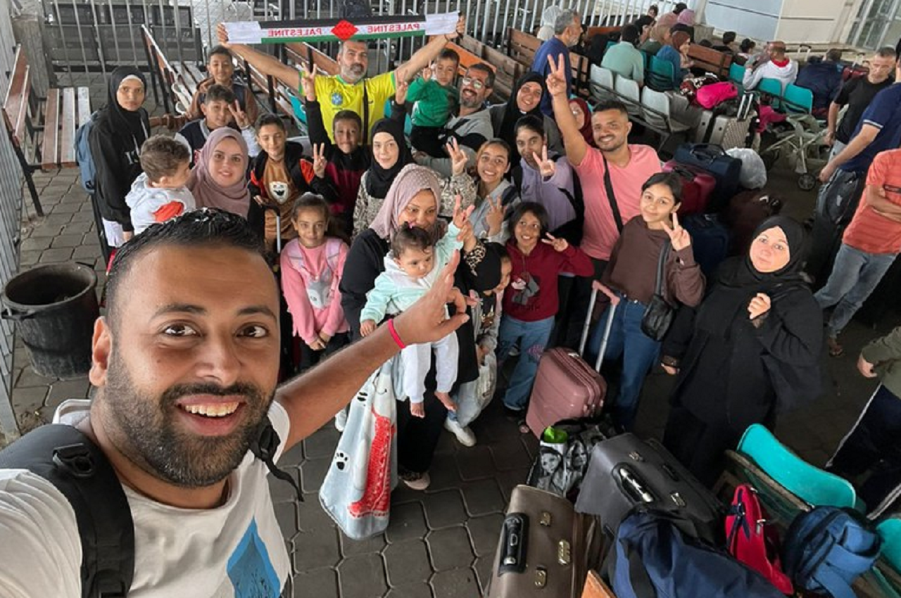 Brasileiros em selfie antes de deixar Gaza