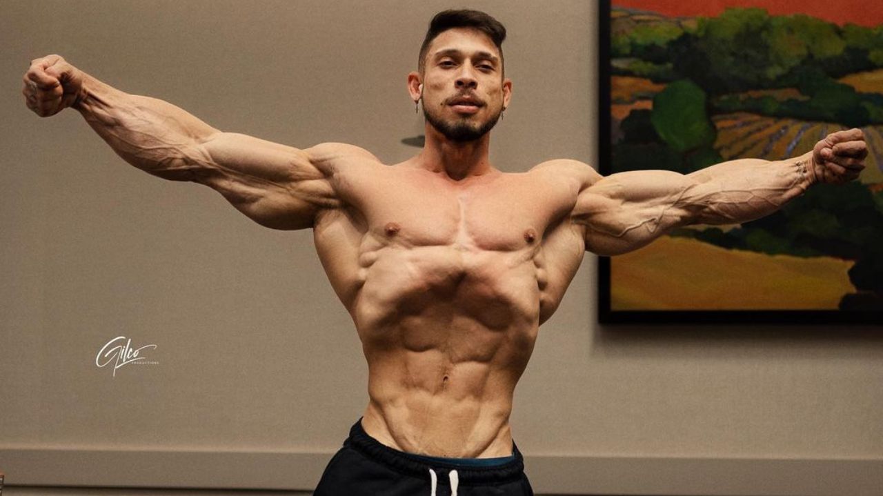 Ramon Dino posando com calça preta e braços abertos