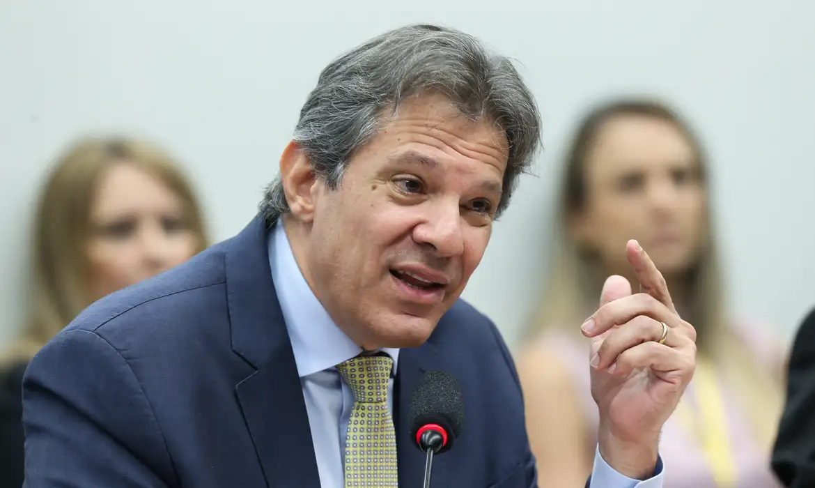 Fernando Haddad falando e gesticulando