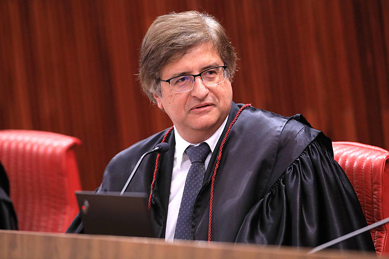 Paulo Gonet olhando para o lado com expressão séria