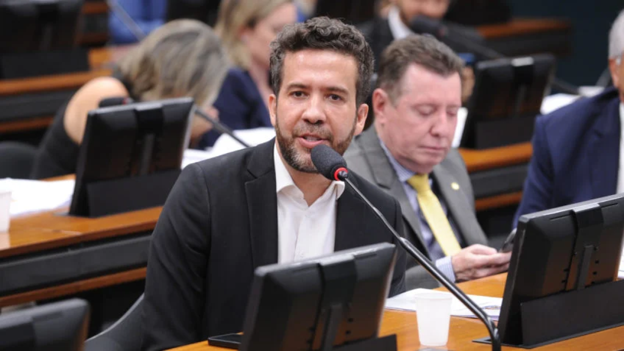 Janones entra na mira da Pol&iacute;cia Federal, Abin e PGR ap&oacute;s den&uacute;ncia de  rachadinha