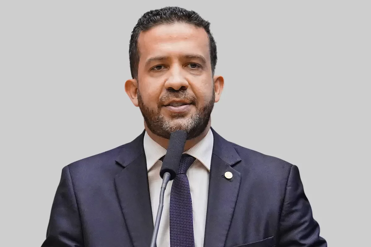 André Janones com roupa social e expressão séria