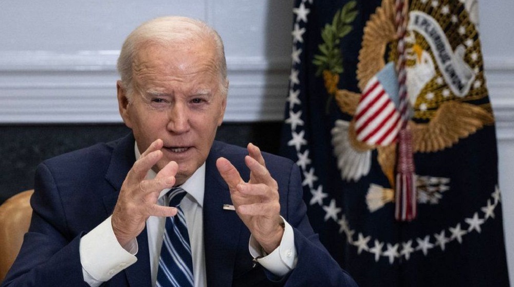 Joe Biden falando e gesticulando