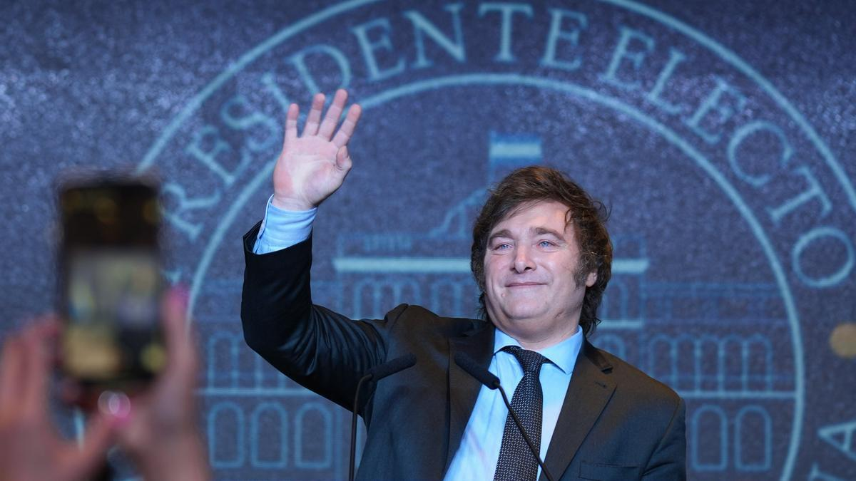 Javier Milei sorrindo e acenando