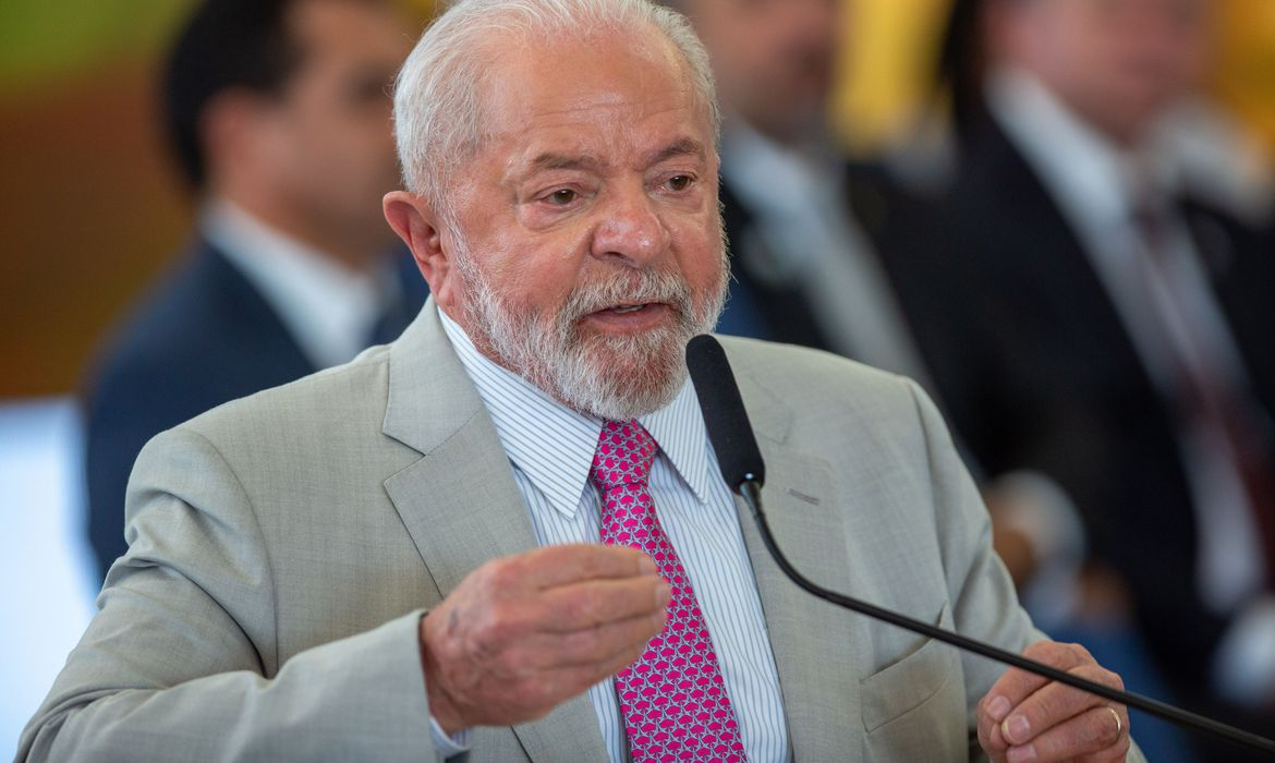 Lula falando e gesticulando, com expressão séria