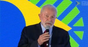 Lula falando em microfone