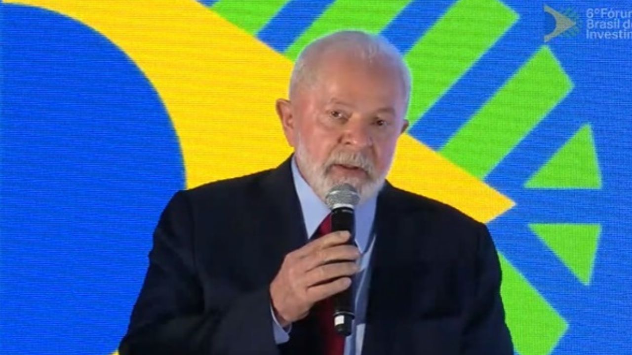 Lula falando em microfone