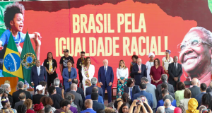 Lula em evento, rodeado de pessoas