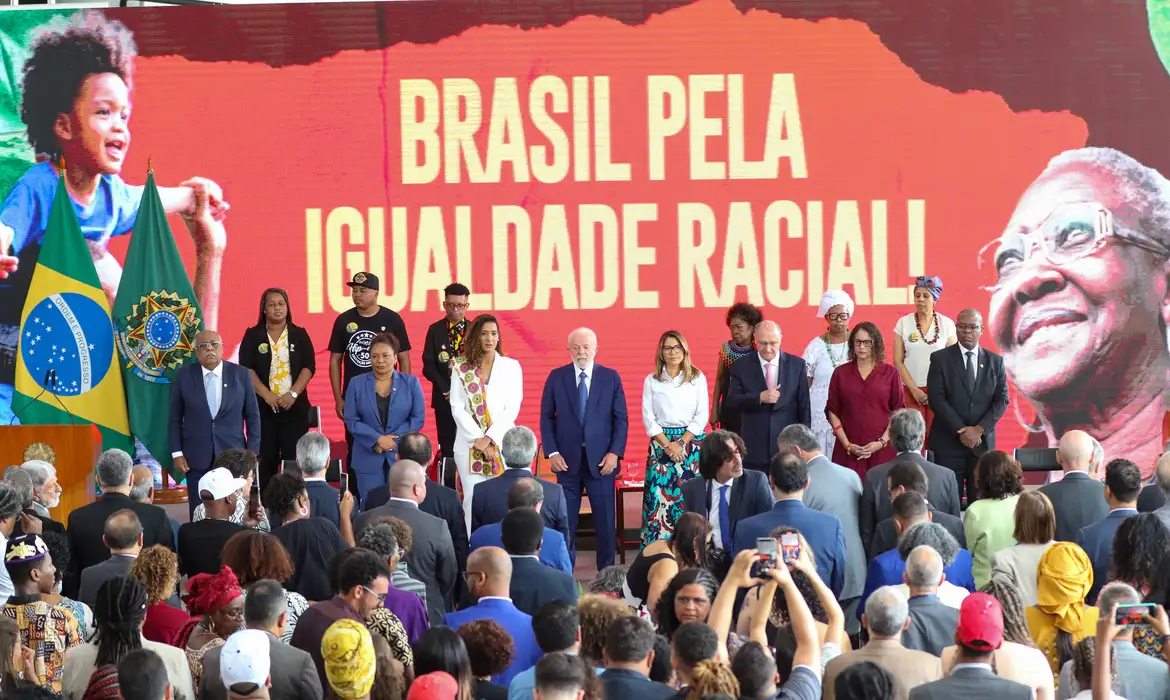 Lula em evento, rodeado de pessoas