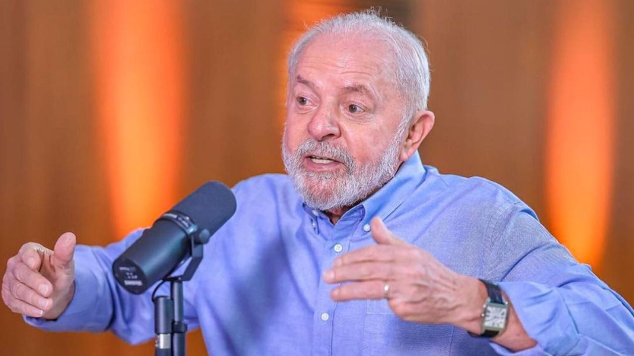 Lula de camisa social azul, falando e gesticulando