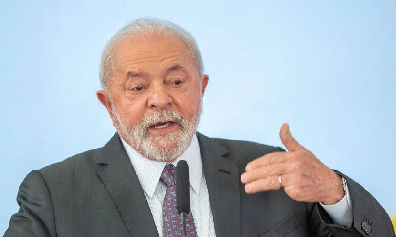 Lula falando e gesticulando