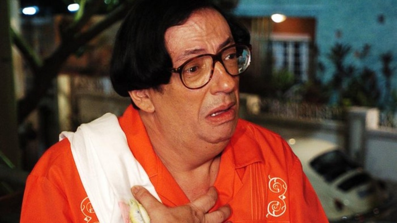 Marcos Oliveira com expressão de tristeza caracterizado como Beiçola