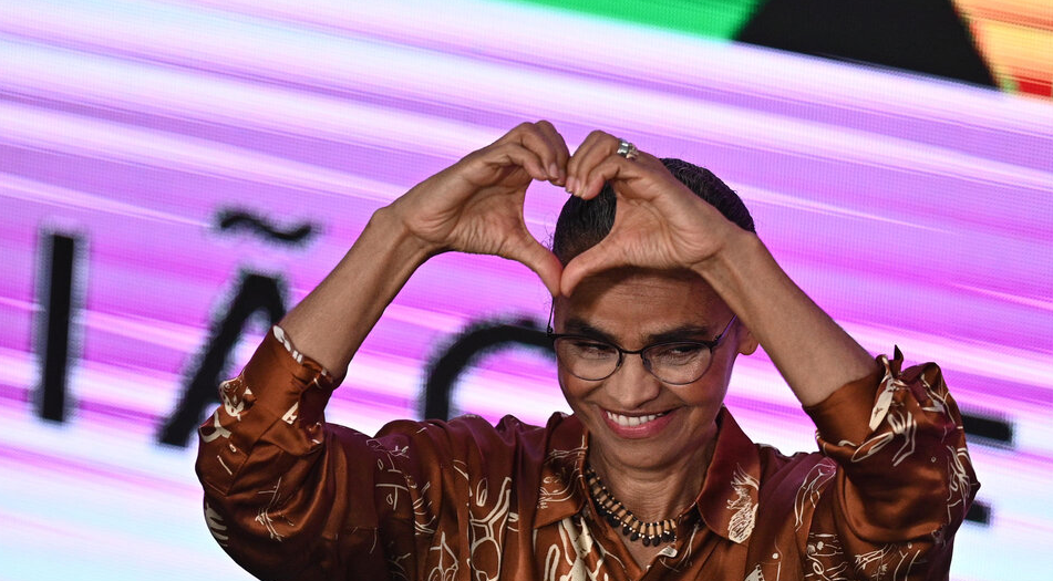 Marina Silva sorrindo e fazendo coração com as mãos
